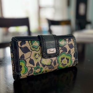 Very unique Fossil wallet. green/navy/tan floral.